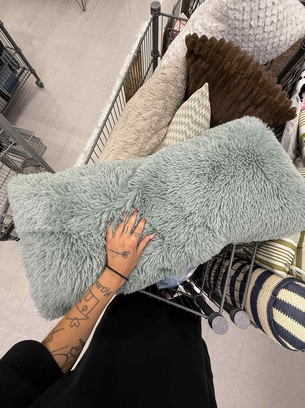 \u200bS\u00e9lection de coussins en similifourrure en vente pour 20 $ chez Tigre G\u00e9ant.