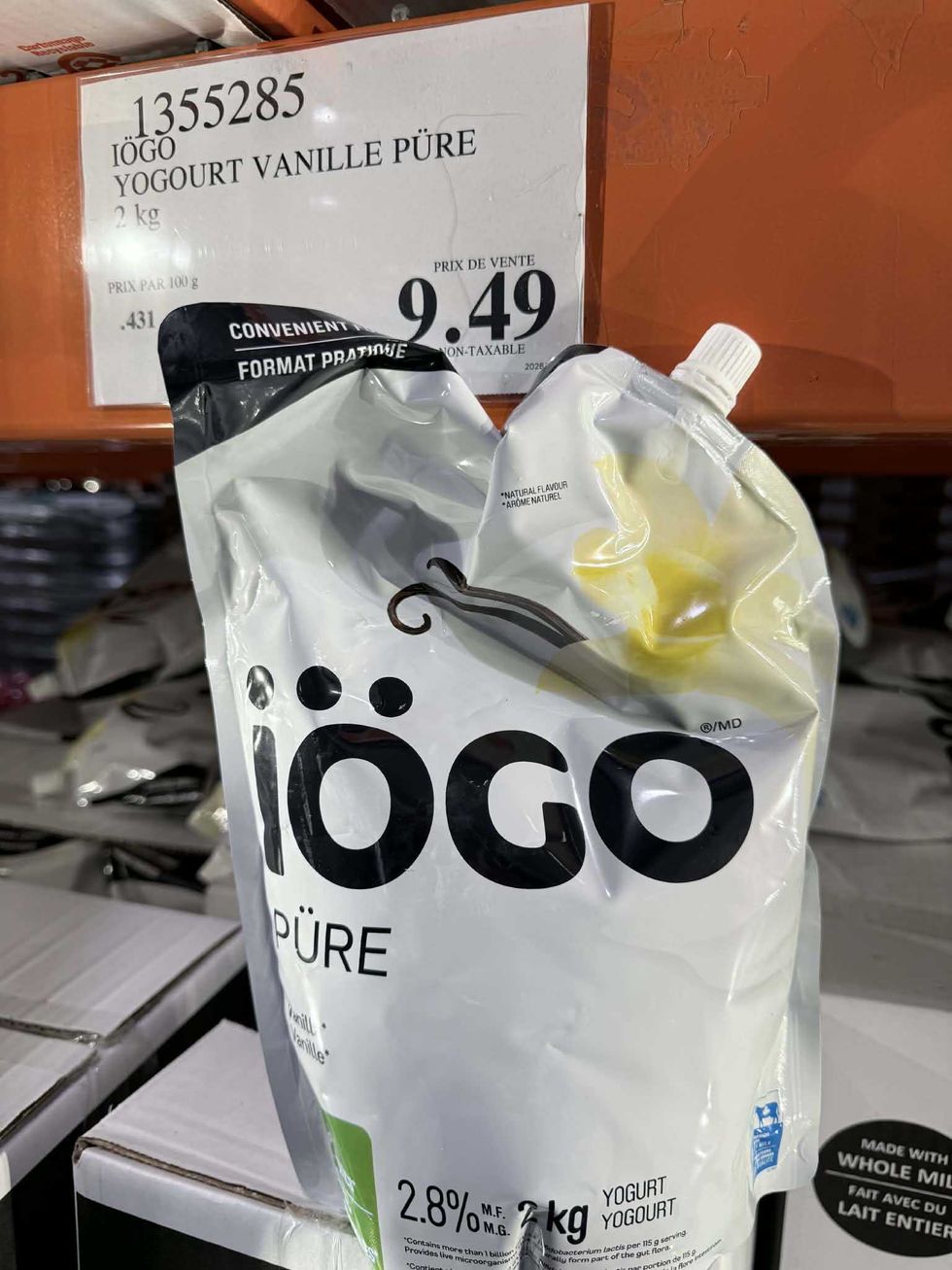 \u200bSac de 2 kg de yogourt \u00e0 la vanille i\u00d6GO en vente chez Costco pour 9,49 $.