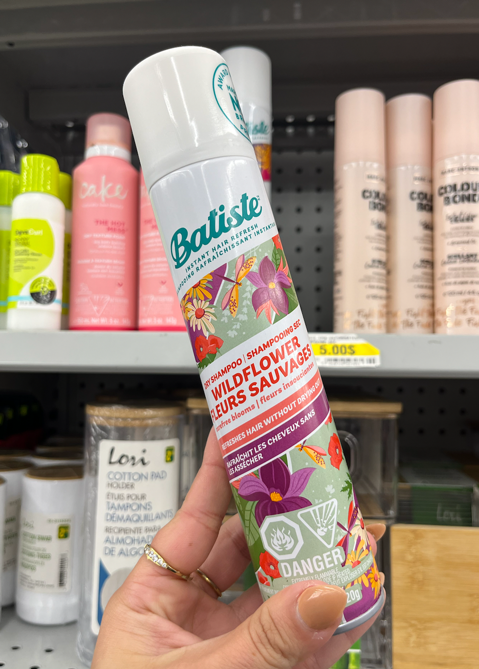 \u200bShampoing sec de marque Batiste qui porte la mention odeur de fleurs sauvage.