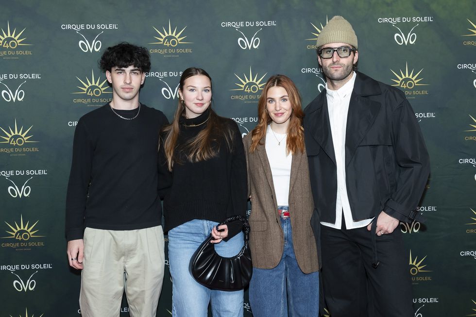 \u200bSophie et Isabelle N\u00e9lisse et leurs accompagnateurs sur le tapis rouge d'OVO du Cirque du Soleil.