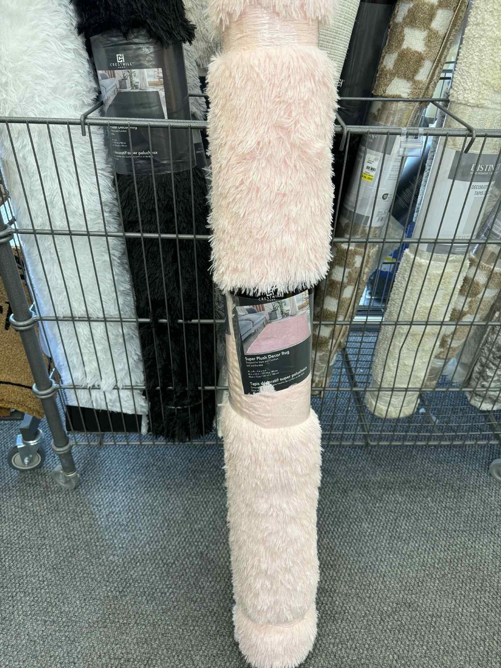 \u200bTapis d\u00e9coratif en similifourrure rose en vente pour 29 $ chez Tigre G\u00e9ant.