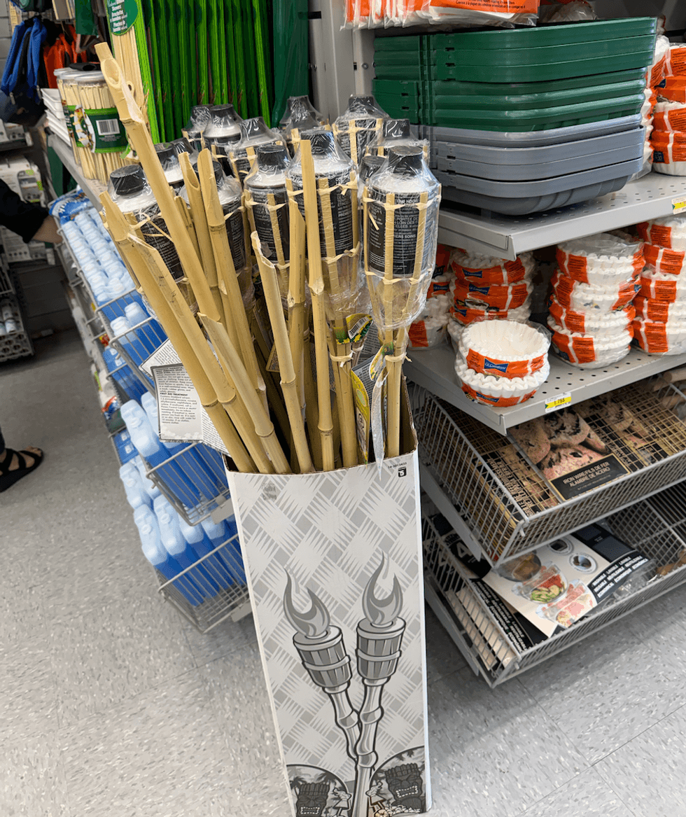\u200bTorches en bambou au Dollarama.