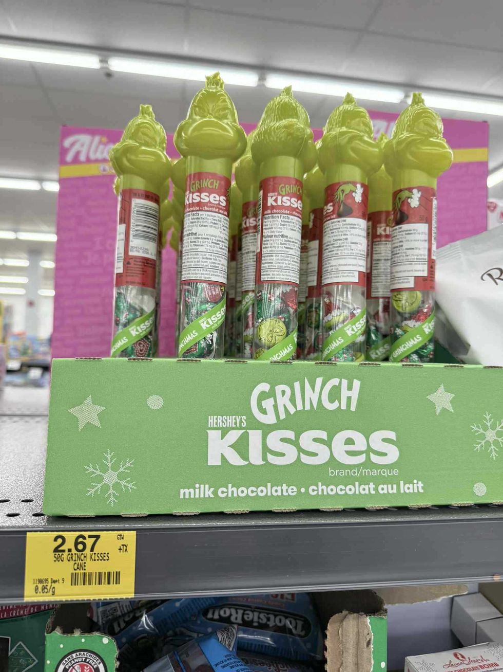 \u200bTubes de chocolat Hershey's Kisses Le Grincheux en vente au Tigre G\u00e9ant pour 2,67 $.