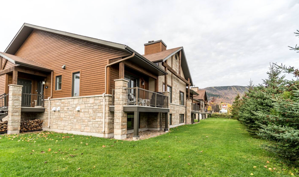 \u200bUn chalet avec la vue sur la montagne.