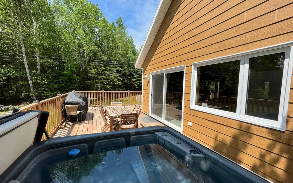 \u200bUn chalet avec spa au Qu\u00e9bec.