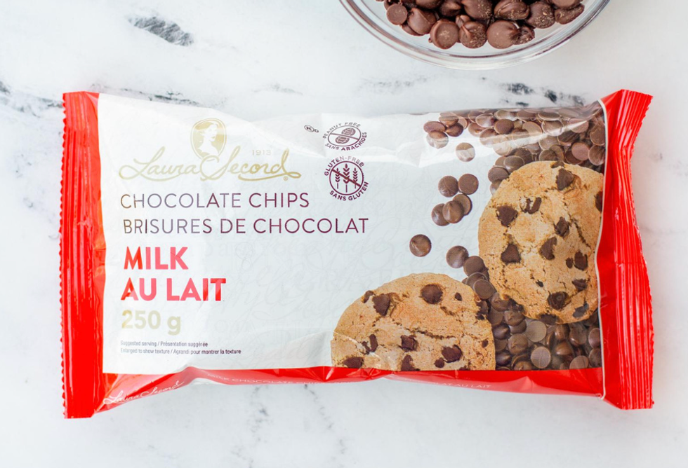 \u200bUn sac de brisures de chocolat au lait de marque Laura Secord.