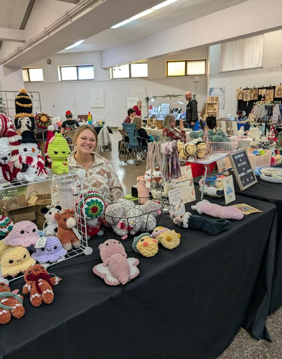 \u200bUne artisane derri\u00e8re son kiosque au March\u00e9 des trouvailles locales.