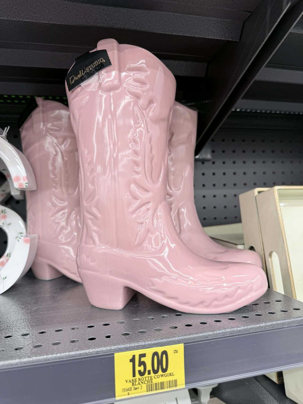 \u200bVase en forme de botte de cowgirl en vente au Tigre G\u00e9ant pour 15 $.