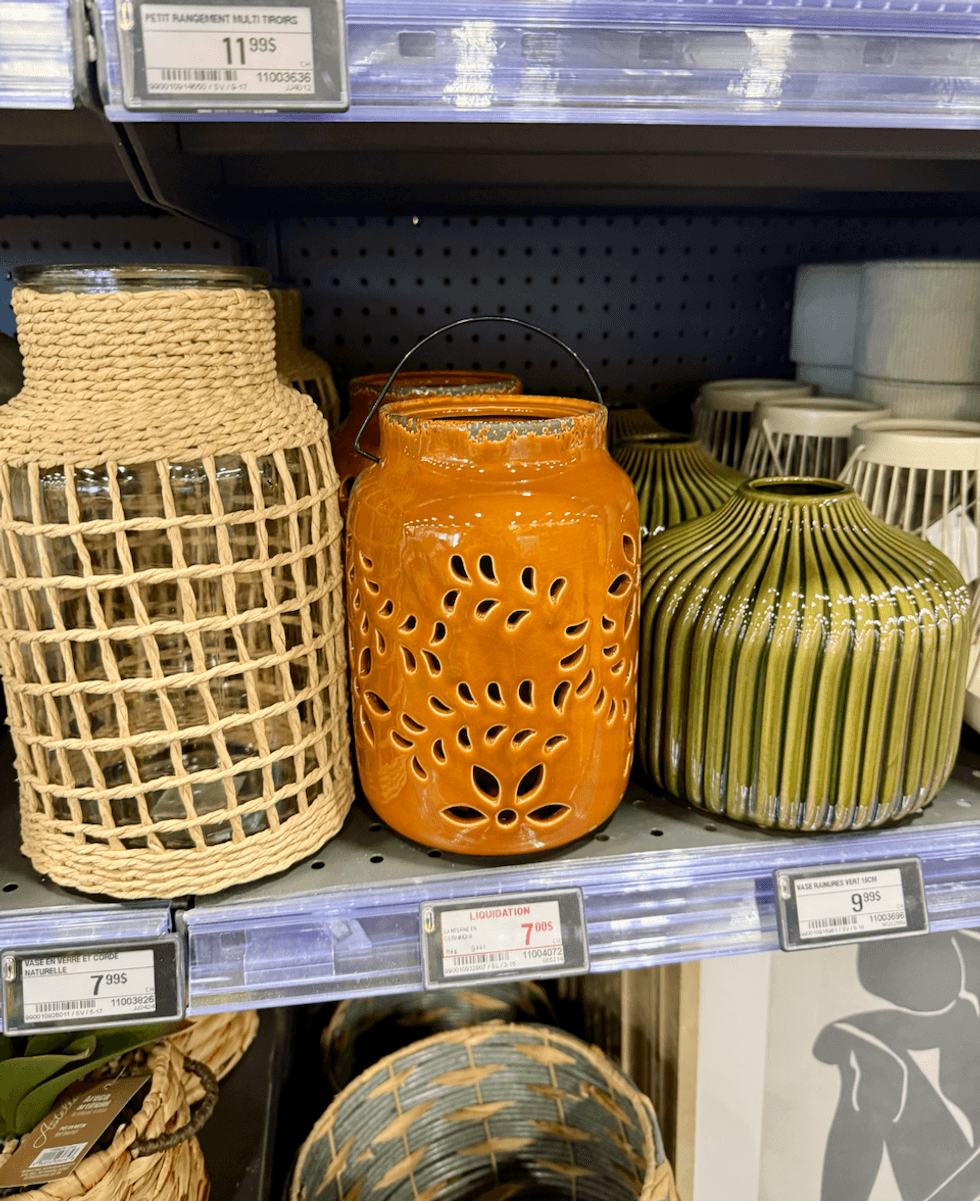 \u200bVases vari\u00e9s de formes diverses sur les tablettes du Canac.