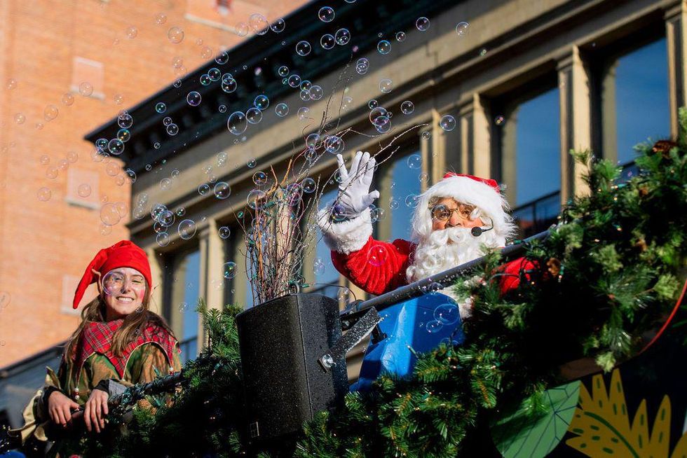 Un autobus avec le P\u00e8re No\u00ebl d\u00e9barque au centre ville de Montr\u00e9al