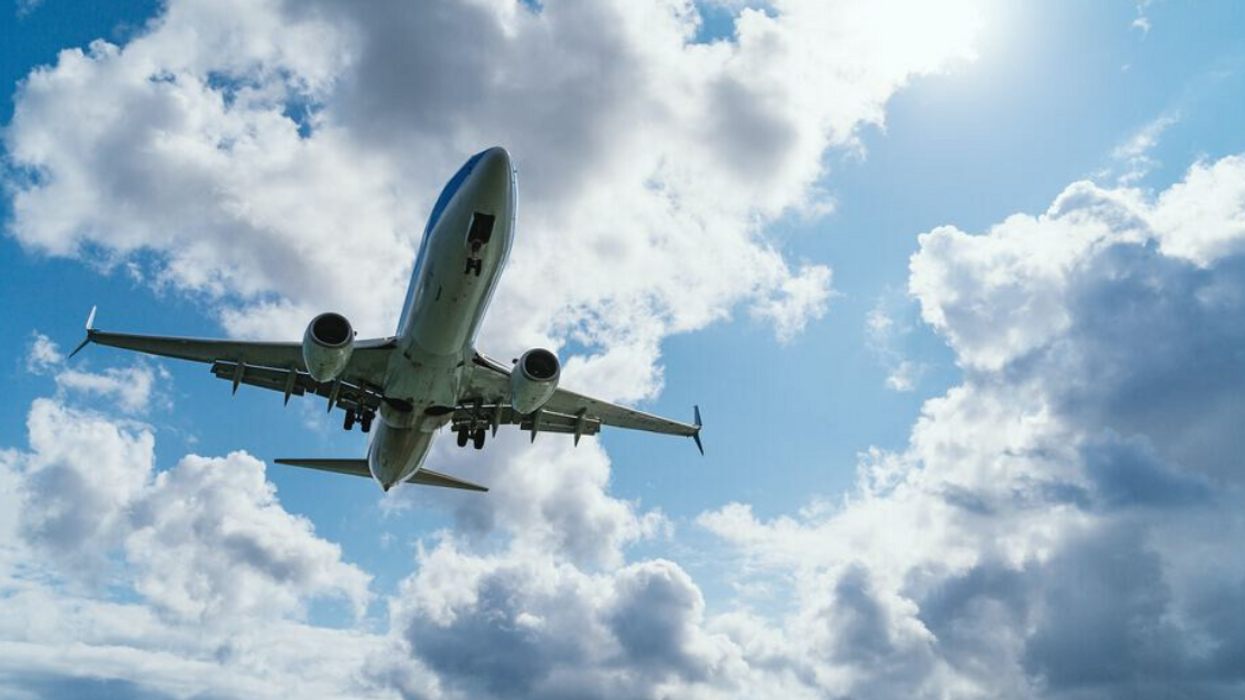 Un avion dans le ciel.