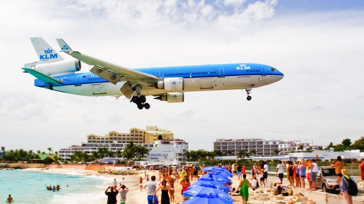 Un avion qui atterrit.