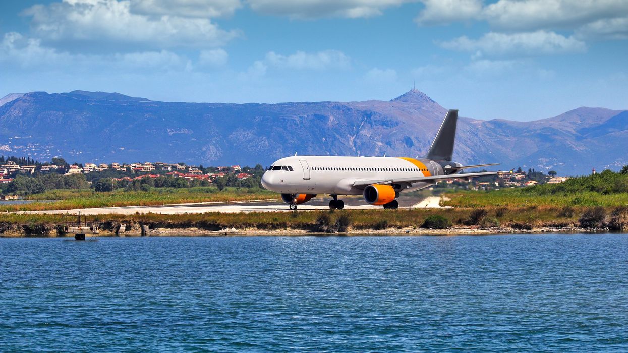 Un avion sur la piste d'atterrissage à Corfou en Grèce.