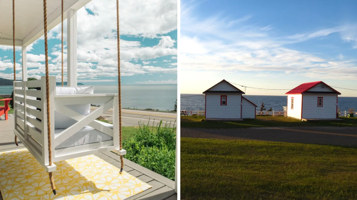 Un banc au Momentum avec vue sur le bord de l'eau. Droite : Chalets aux toits colorés avec vue sur la mer.