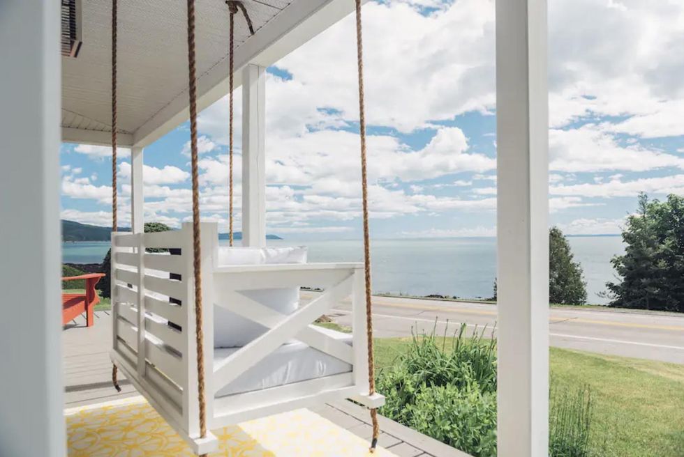 Un banc au Momentum avec vue sur le bord de l'eau.