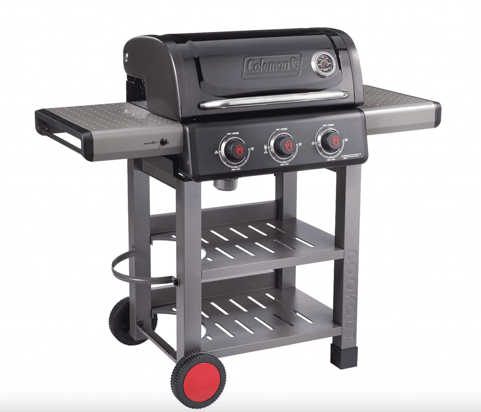 Un barbecue gris avec des roulettes rouges.