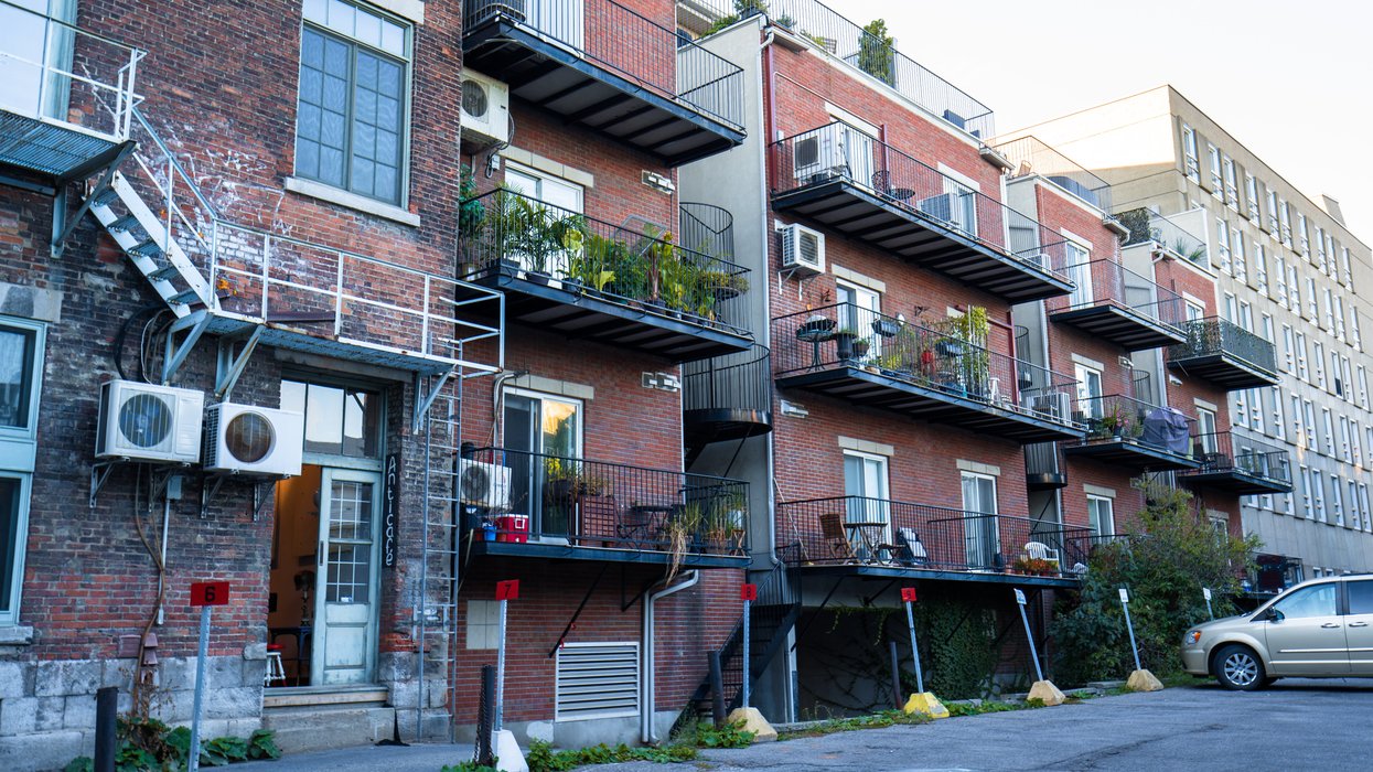 Un bloc appartement.