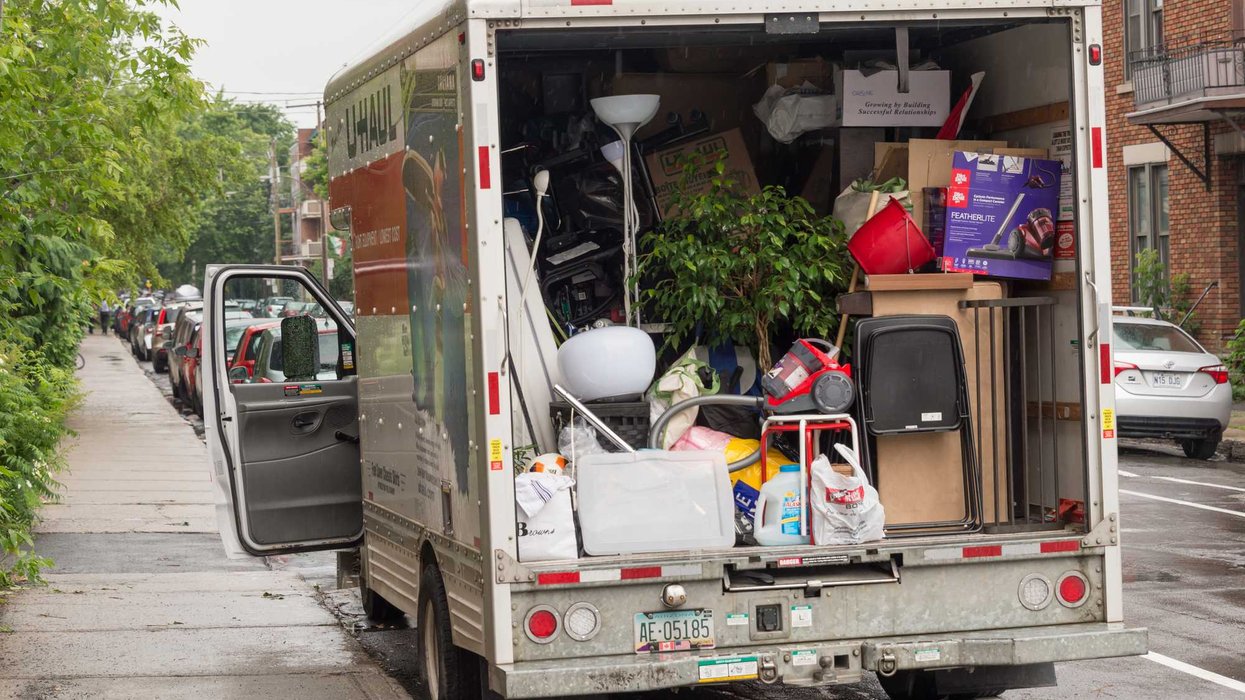 Un camion de déménagement.