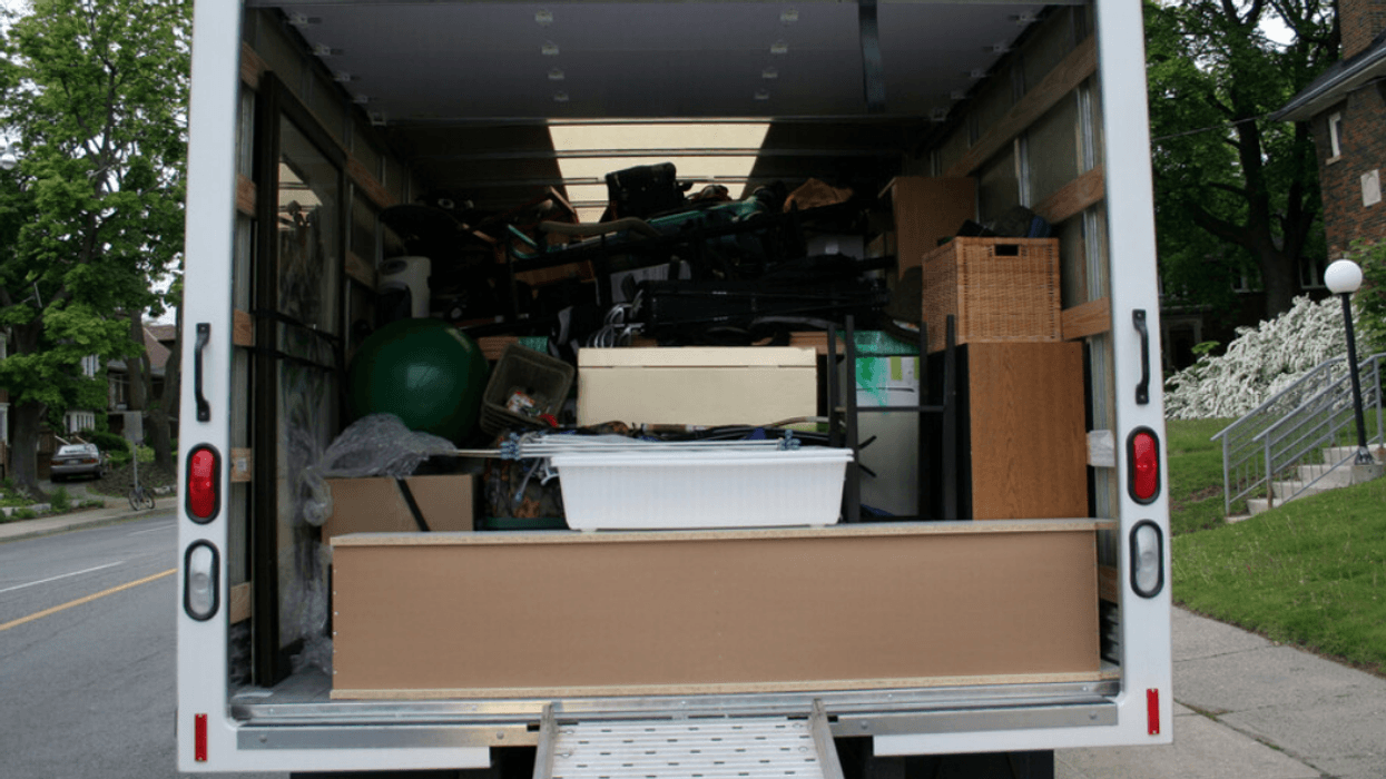 Un camion de déménagement.