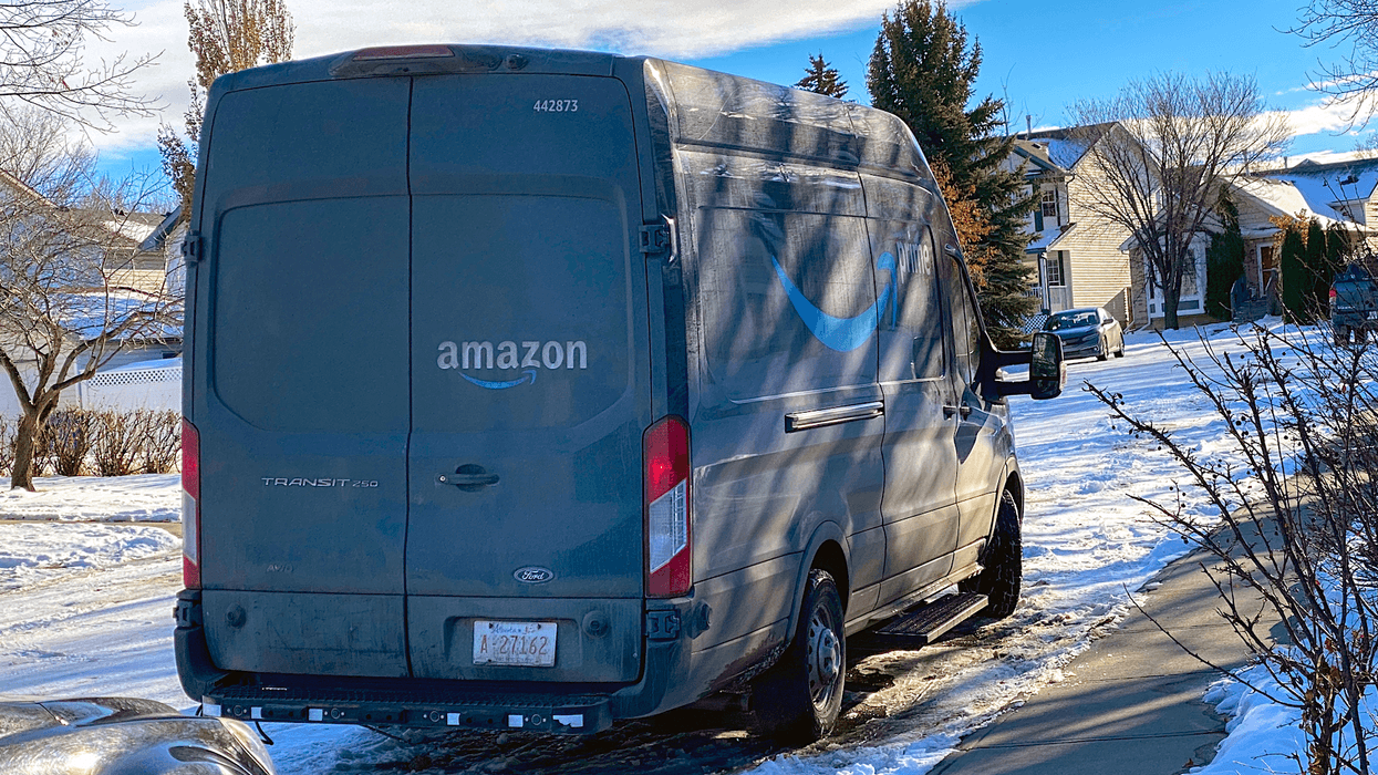 Un camion de livraison Amazon en hiver.