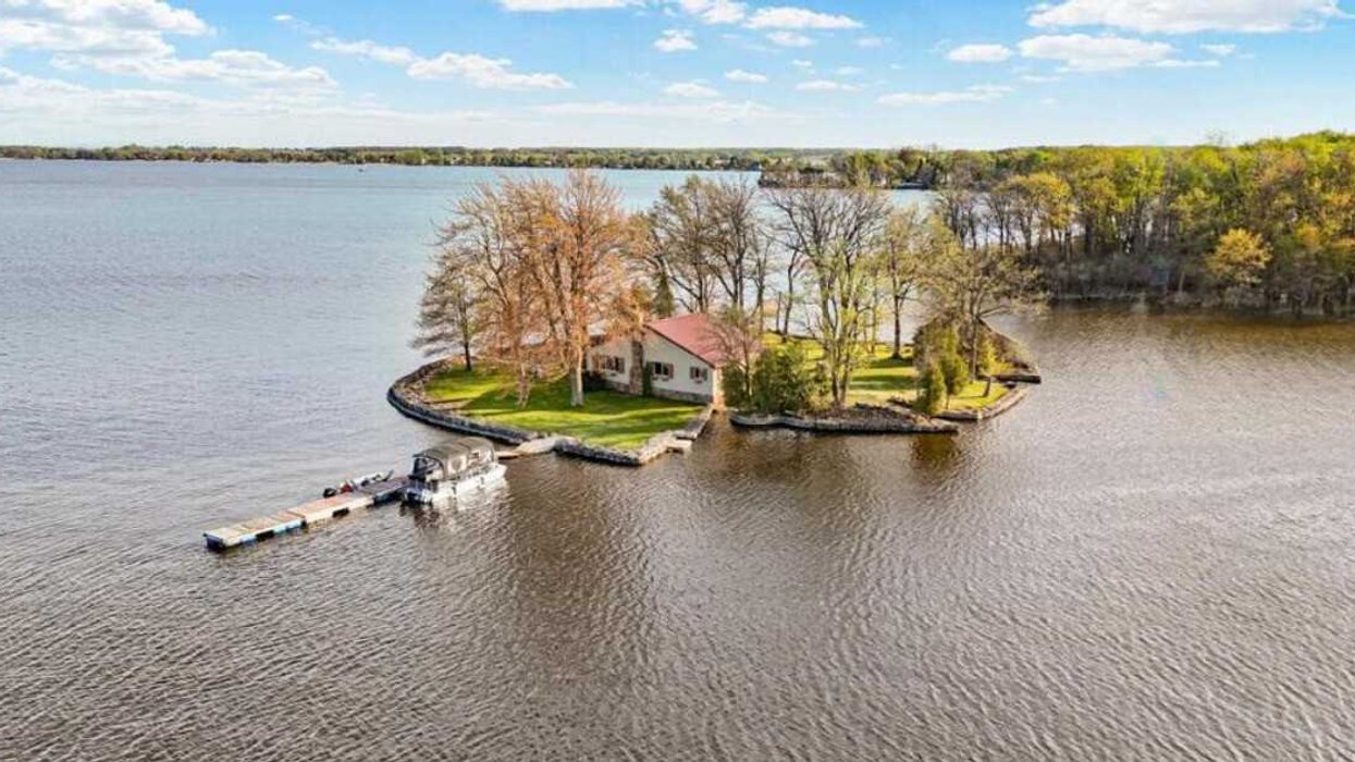 Un chalet situé sur l'île Daoust en vente à Notre-Dame-de-l'Île-Perrot.