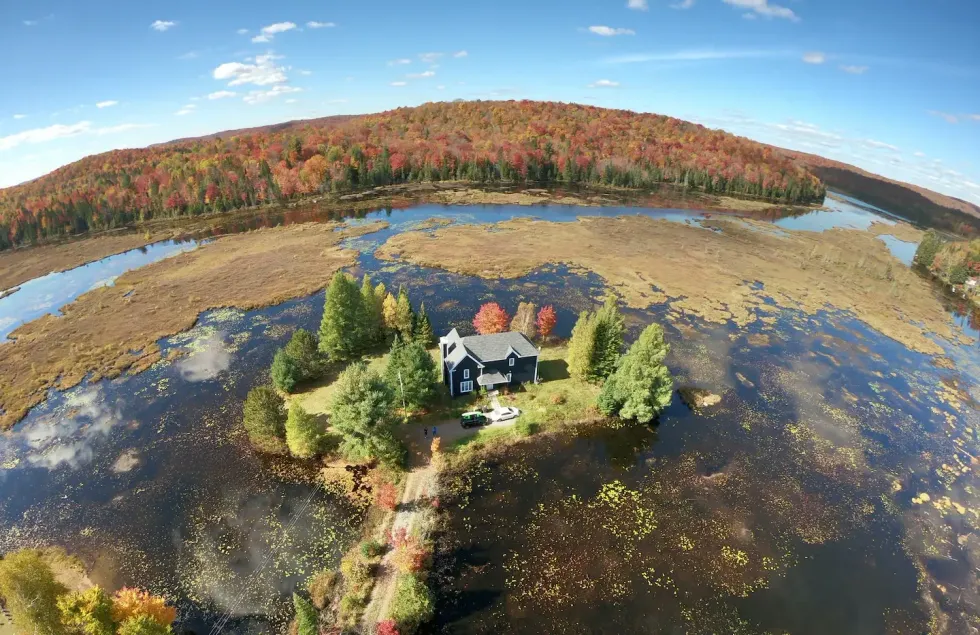 Un chalet sur une presqu'\u00eele.