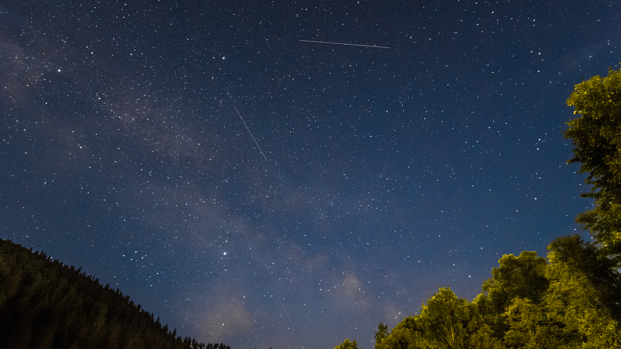 Un ciel avec des étoiles filantes.