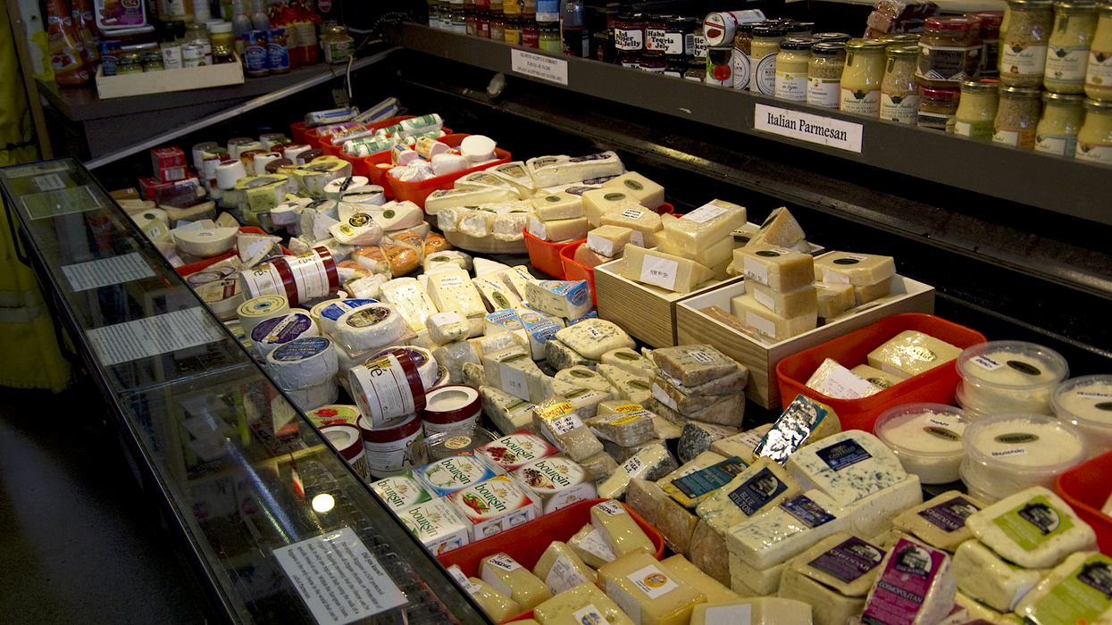 Un comptoir de fromages dans une épicerie québécoise.