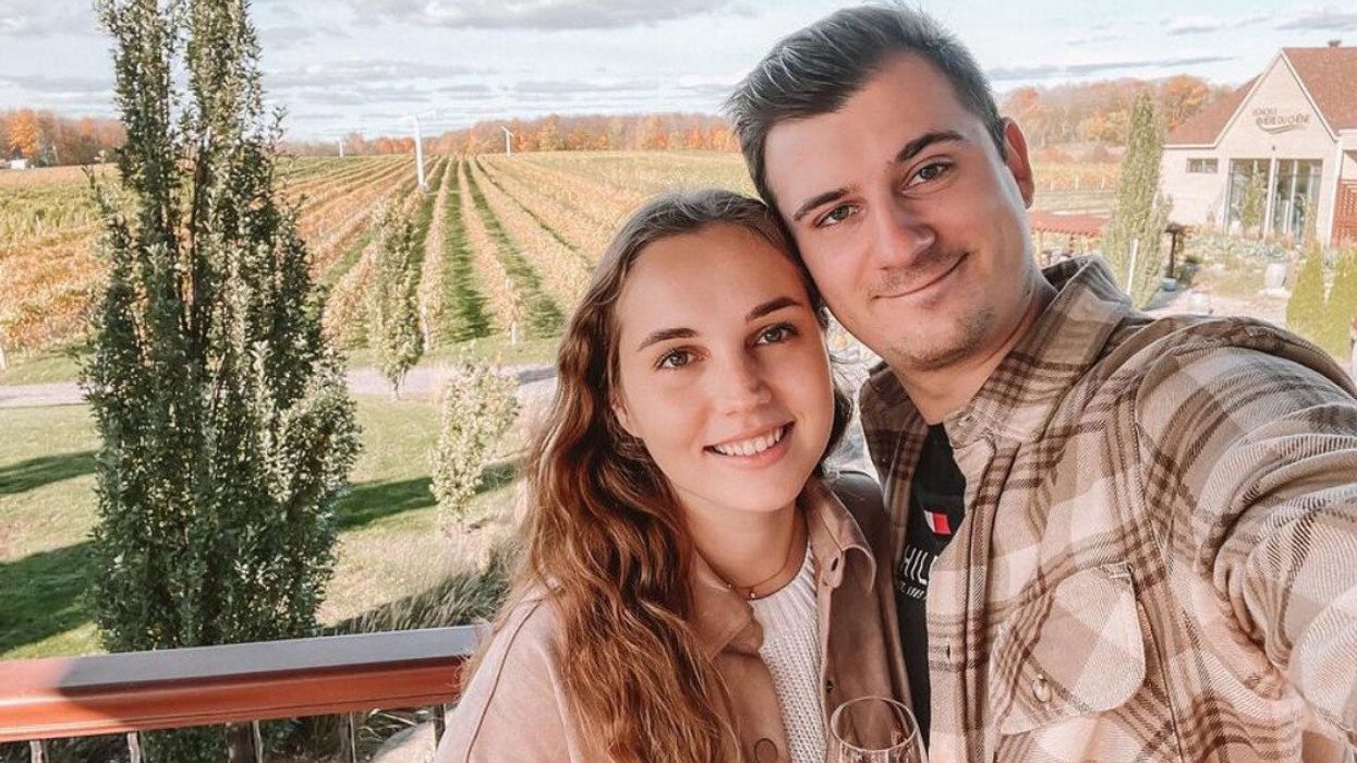 Un couple au Vignoble Rivière du Chêne en automne.