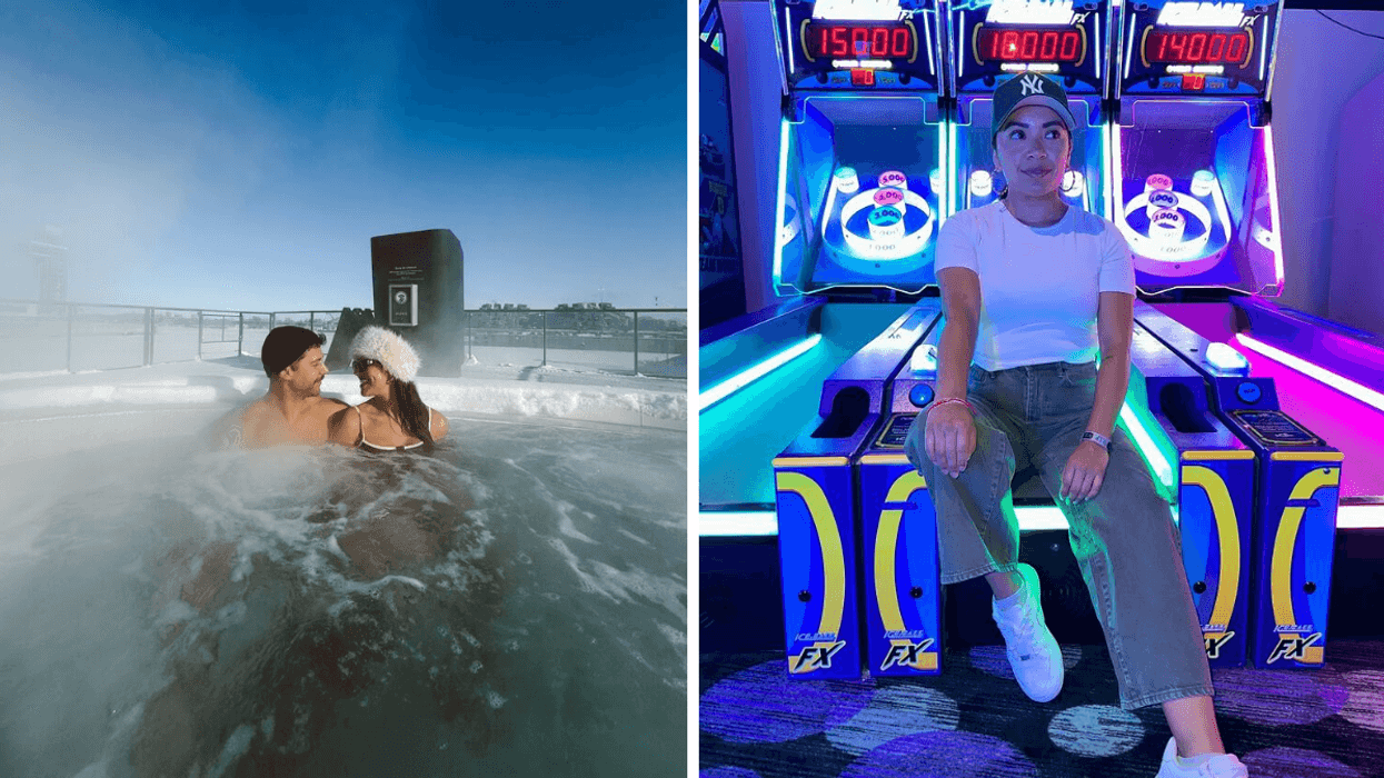 Un couple dans un bassin du spa Bota Bota. Droite : Une personne sur les arcades de Les Trois Monkeys.