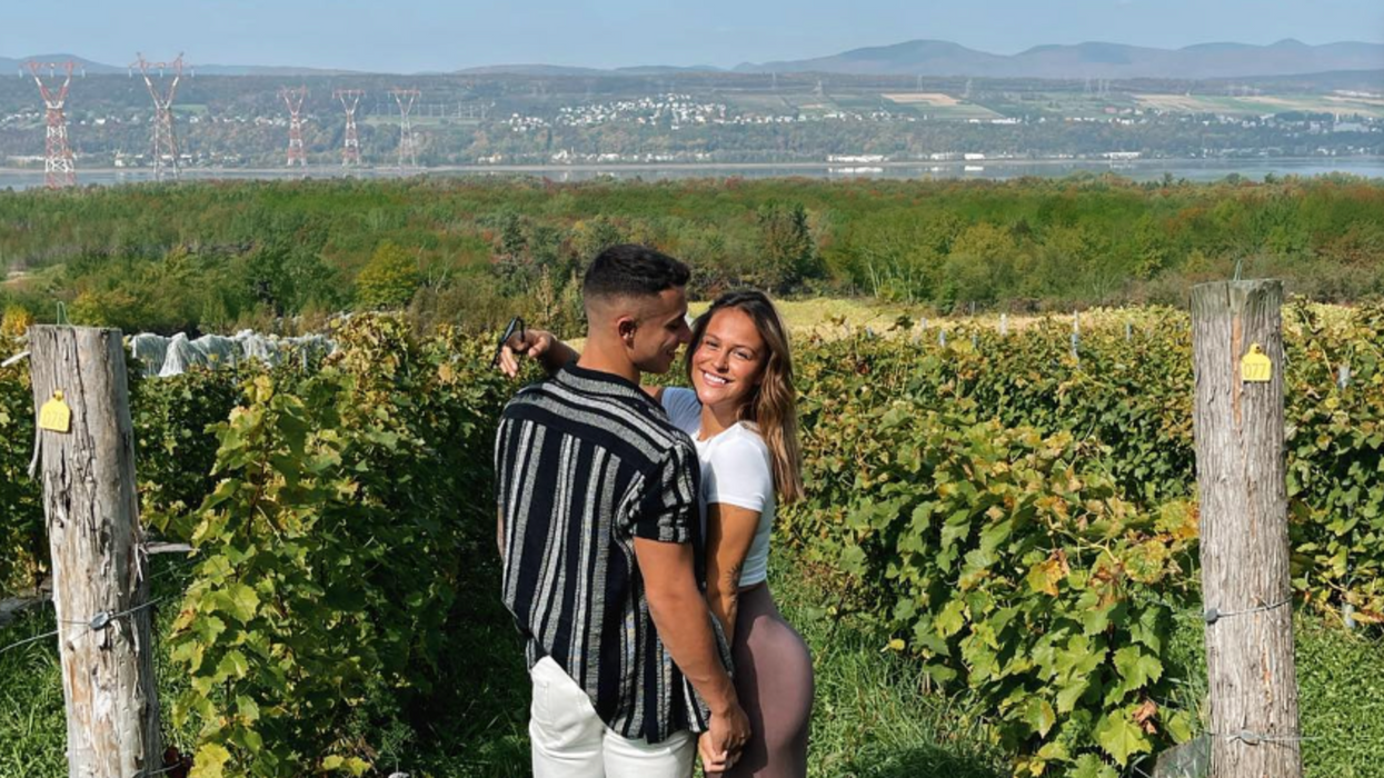 Un couple posant dans un vignoble.