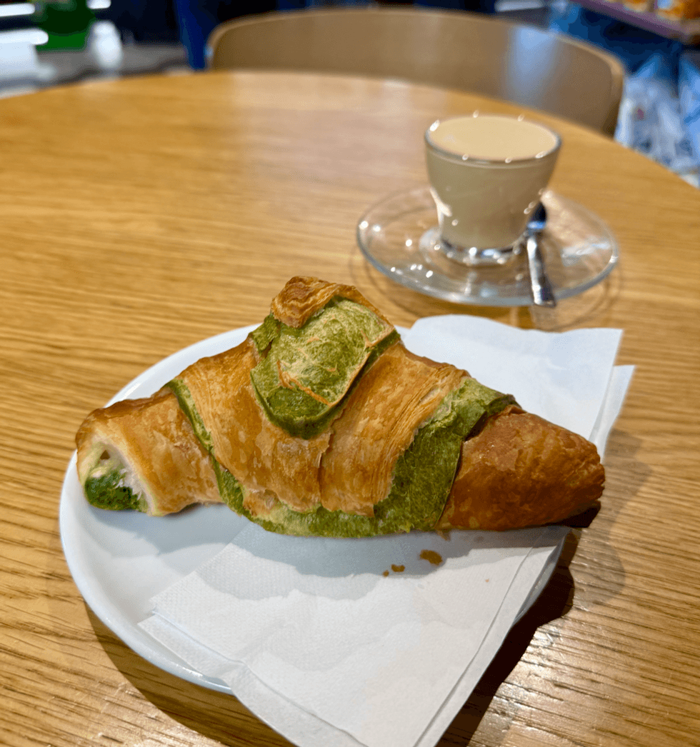 Un croissant et un caff\u00e8 crema \u00e0 Rome.