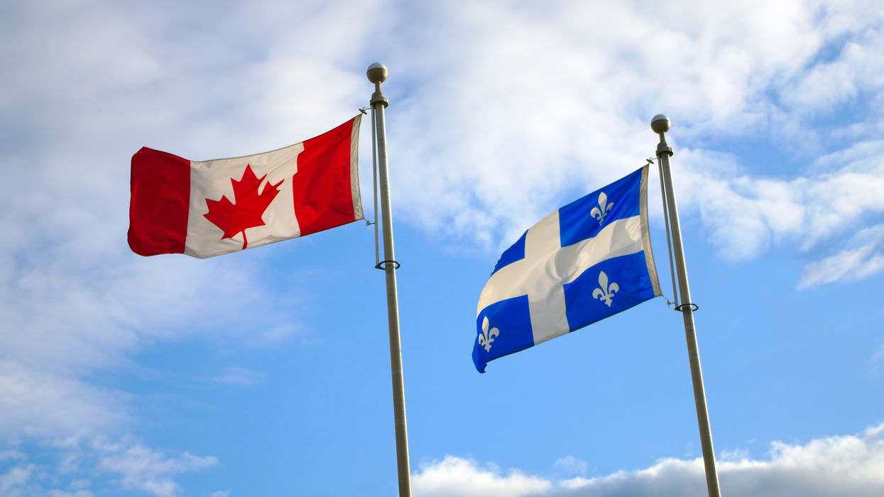 Un drapeau canadien et un drapeau québécois.