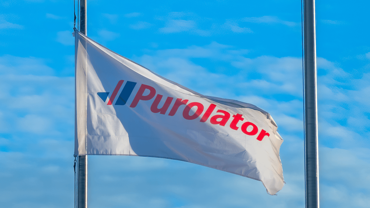 Un drapeau de Purolator.