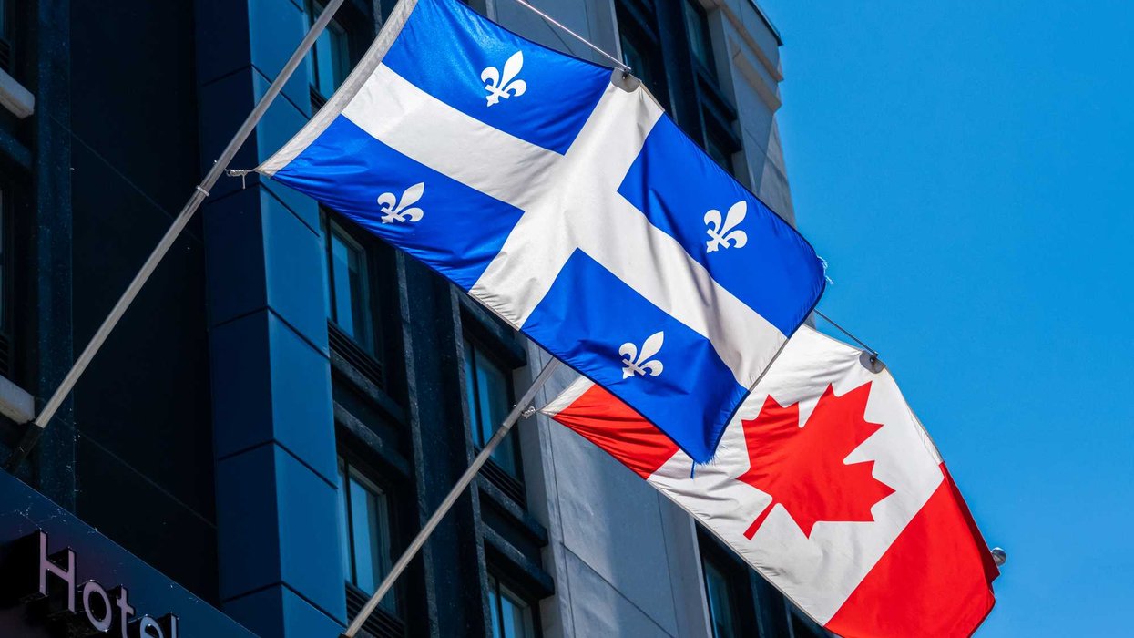 Un drapeau du Québec et du Canada.
