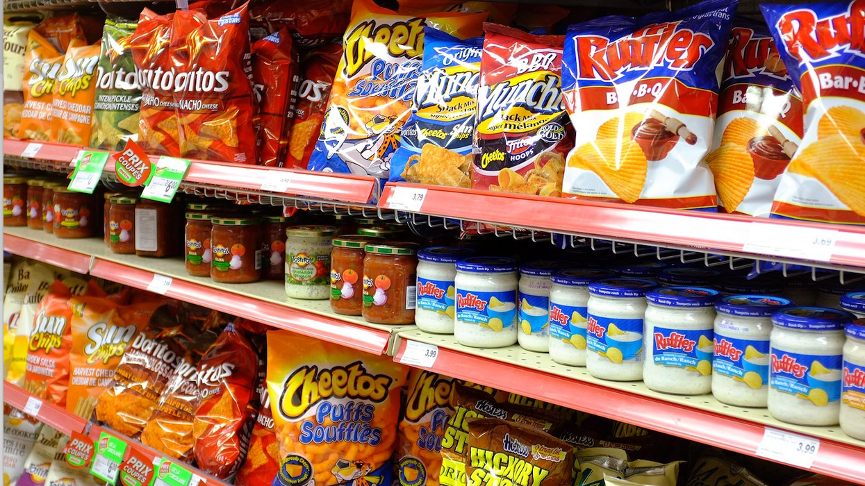Un étalage de chips en vente à l'épicerie.