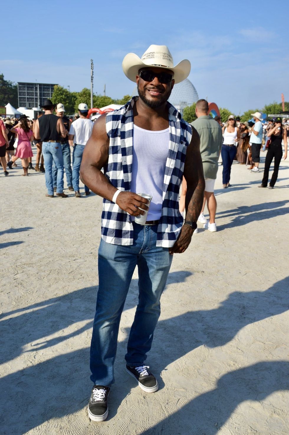 Un festivalier en chemise \u00e0 carreaux au festival LASSO 2025.