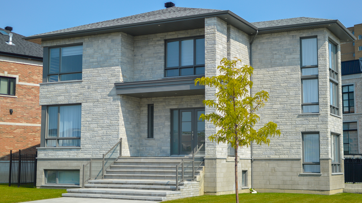 Un grand duplex dans un quartier résidentiel à Montréal.