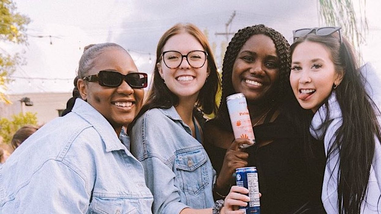 Un groupe à l'Aire commune.