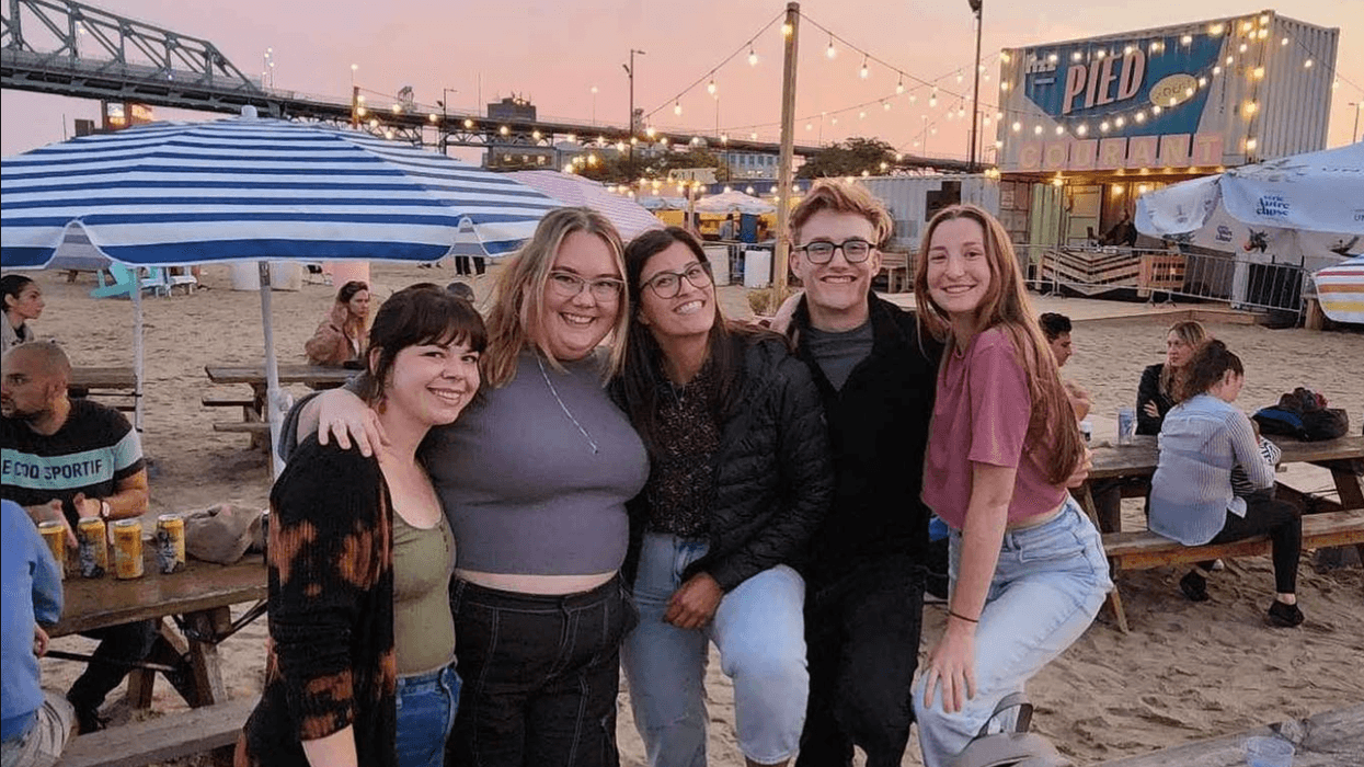 Un groupe au Village au Pied-du-Courant.