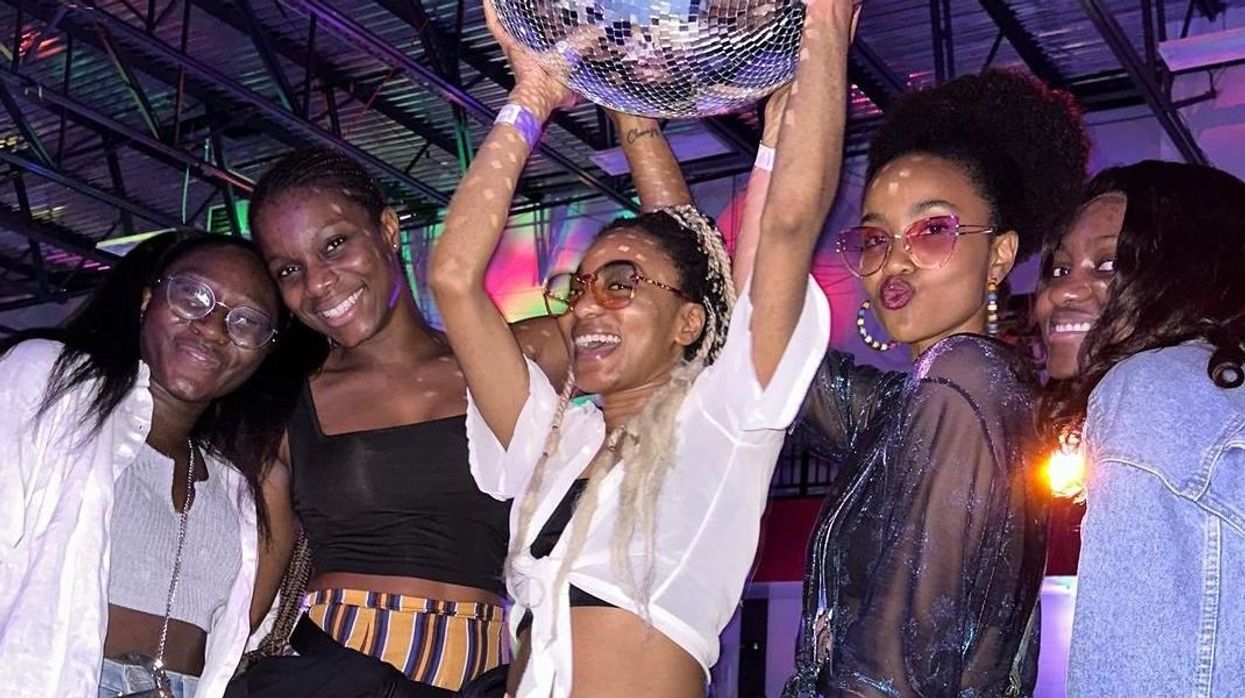 Un groupe avec une boule disco lors d'une soirée de patinage à Roller Disco Montréal.