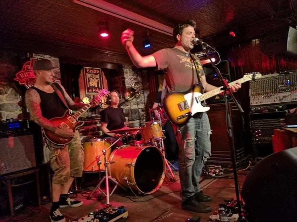 Un groupe de musique sur la sc\u00e8ne du Bistro \u00e0 Jojo.