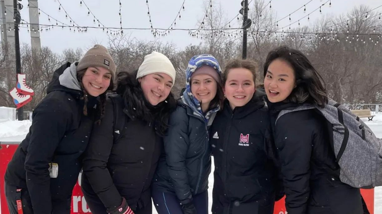 Un groupe de personne à la patinoire du parc Jean-Drapeau.