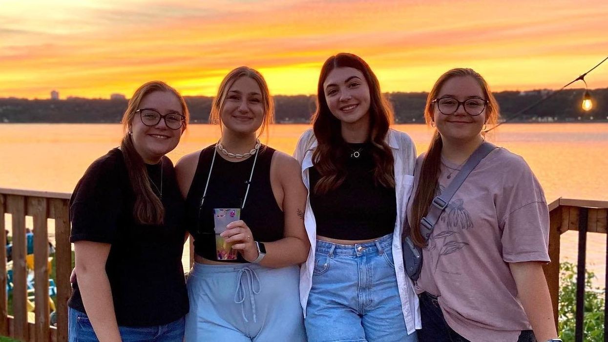 Un groupe de personnes à La Cour arrière du Festibière de Lévis.