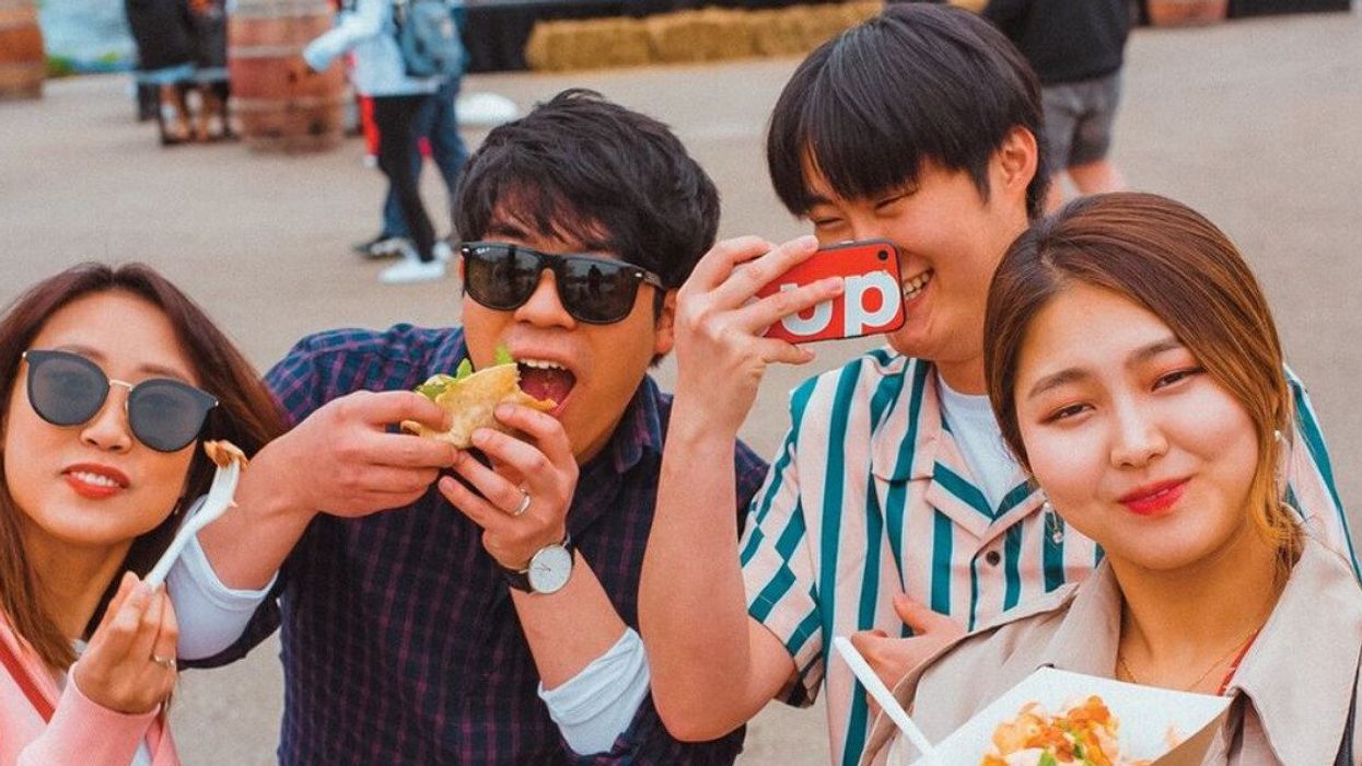 Un groupe de personnes au Taco Fest de Montréal.