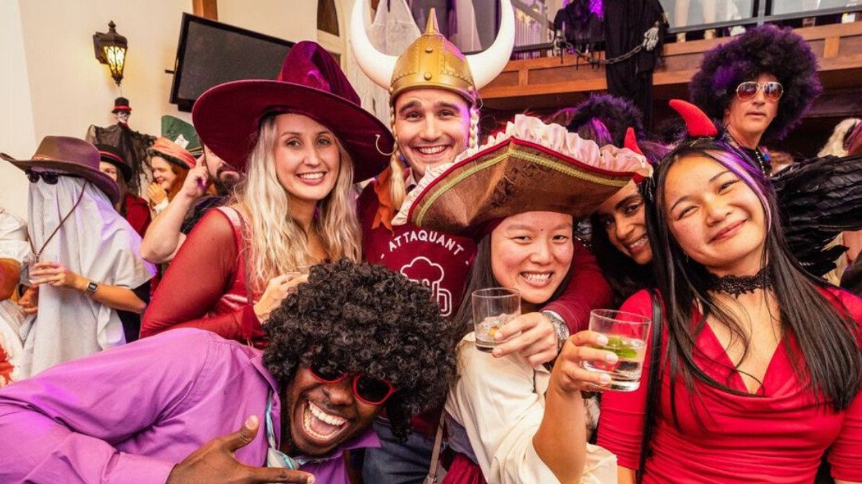 Un groupe lors d'un party d'Halloween au Pub de la Chapelle à Québec.