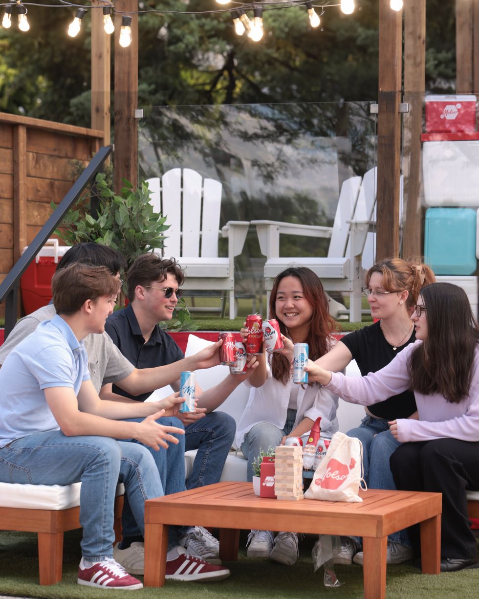 Un groupe \u00e0 l'activation Molson du FestiFan d'\u00c9quipe Canada.