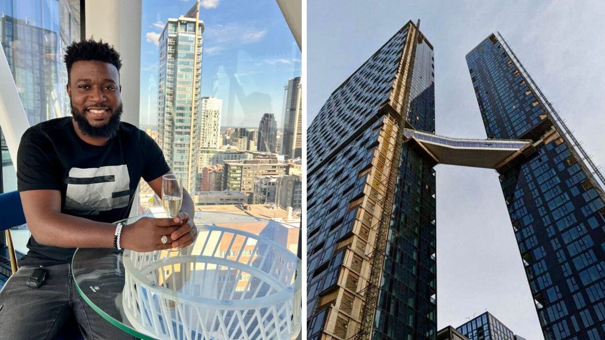 Un homme est assis à une petite table avec un verre entre les mains devant une fenêtre avec vue sur des gratte-ciels. Droite : une passerelle relie deux tours immobilières.