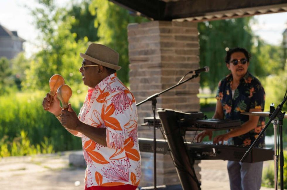 Un homme qui joue de la musique.