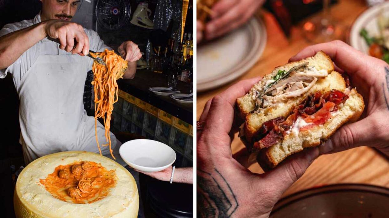 Un homme qui sert des pâtes à l'aide d'une meule de fromage. Droite : Un sandwich au poulet bien gourmand.